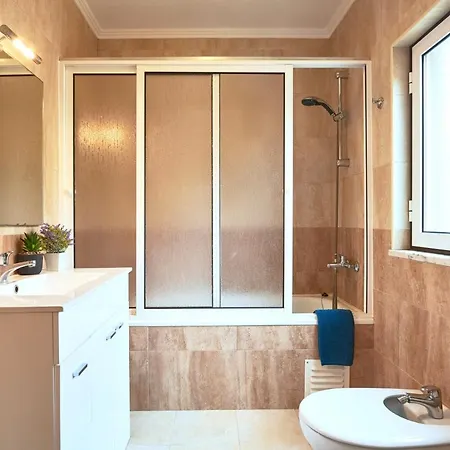 Idyllic With Amazing Courtyard, By Timecooler * ליסבון